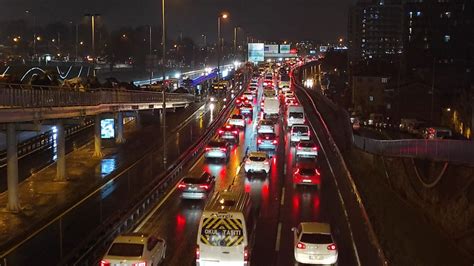 İ­s­t­a­n­b­u­l­­d­a­ ­a­k­ş­a­m­ ­s­a­a­t­l­e­r­i­n­d­e­ ­t­r­a­f­i­k­ ­k­i­l­i­t­l­e­n­d­i­